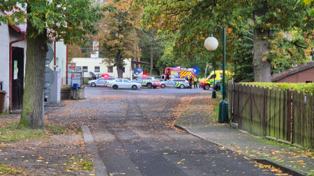 Auto skončilo v budově obchodu